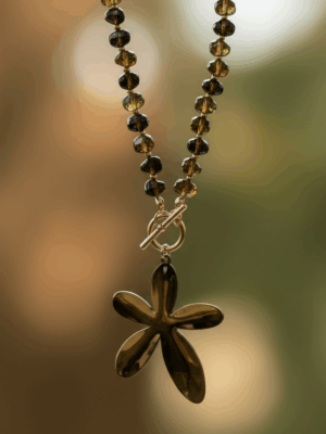 colar em contas de cristal verde/castanho com pendente de flor em aço dourado