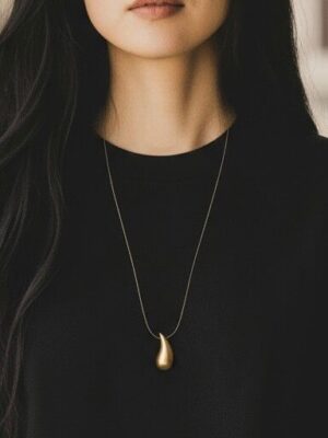 colar dourado com pingente gota