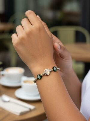 pulseira de contas bicolores e medalhão coração de viana