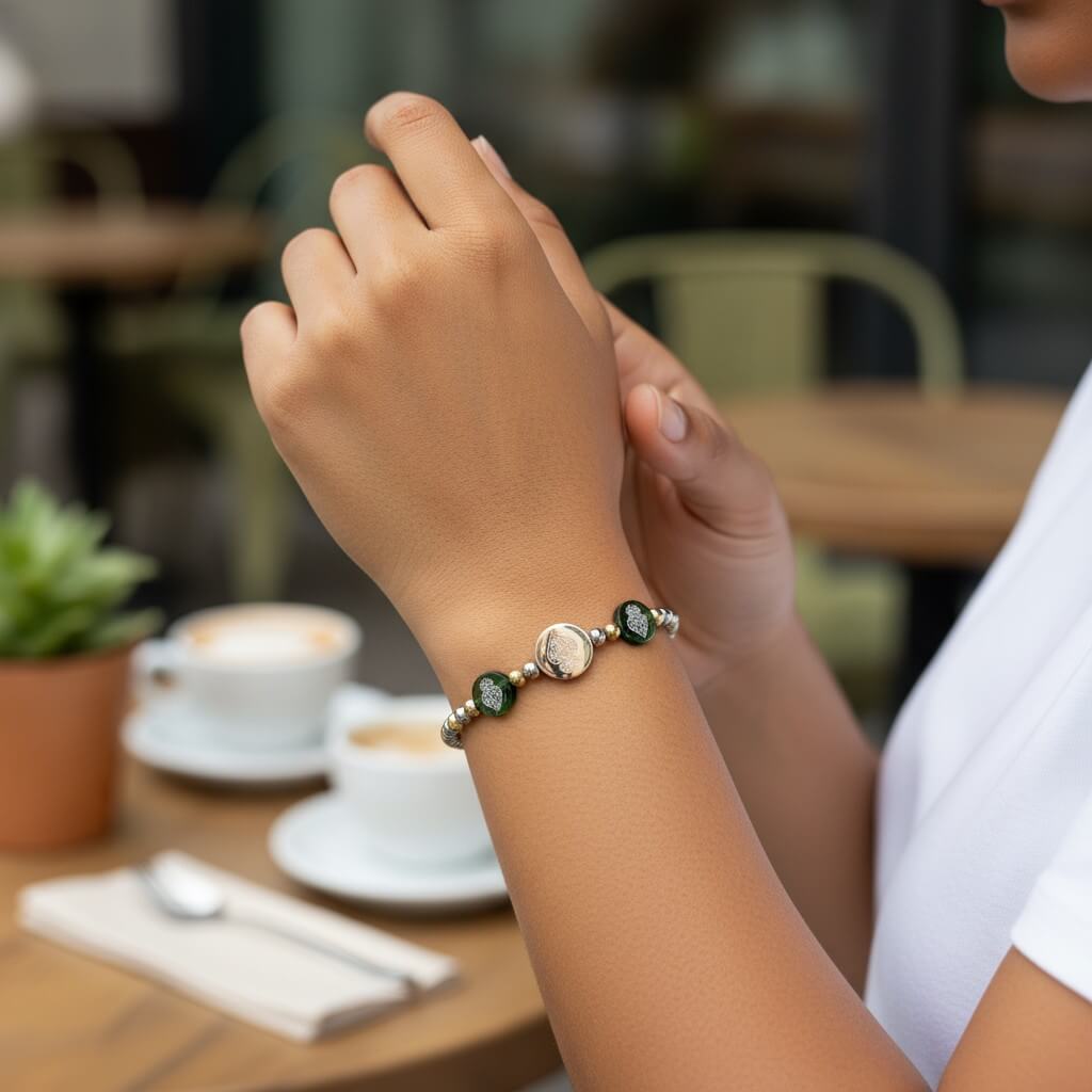 pulseira de contas bicolores e medalhão coração de viana